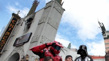 Unas personas se tomaban fotos el primer día de 2013 frente al icónico teatro chino del bulevar de Hollywood.