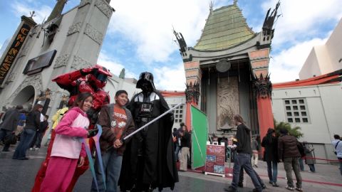 Unas personas se tomaban fotos el primer día de 2013 frente al icónico teatro chino del bulevar de Hollywood.
