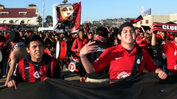 Sin importar el frío, los seguidores de Xolos acuden al Estadio Caliente para animar al campeón del futbol mexicano.