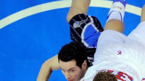 Blake Griffin (der.) clava el balón ante la marca del guardia del Magic de Orlando, J.J. Redick, durante el primer cuarto del juego.
