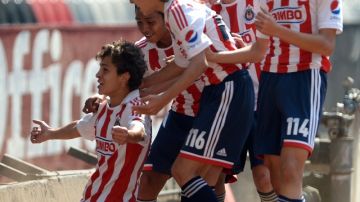 Kevin Magaña (10) encabeza el festejo del gol del triunfo.
