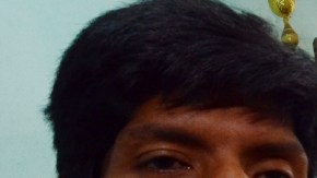 Un campesino boliviano mastica una hoja de coca en un mercado popular de La Paz, Bolivia.