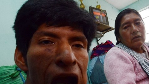 Un campesino boliviano mastica una hoja de coca en un mercado popular de La Paz, Bolivia.
