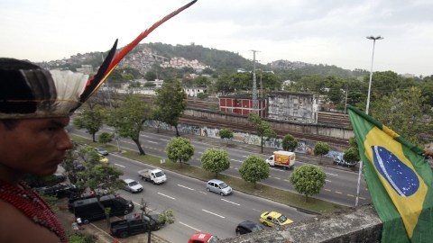 Indígenas resisten la demolición del Museo de Indio en Río de Janeiro.