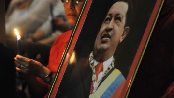 El gobierno dijo que Chávez padece una infección respiratoria aguda y es atendido en un hospital cubano.