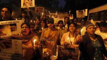 En Nueva Delhi realizaron una vigilia contra las violaciones masivas ocurras en el país.