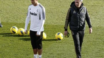 José Mourinho y Cristiano Ronaldo durante un entrenamiento.