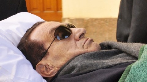 El expresidente Hosni Mubarak cuando era introducido en camilla, ayer, en el Tribunal de Apelaciones que anuló la sentencia anterior y  ordenó un  nuevo juicio  en el Cairo, Egipto.
