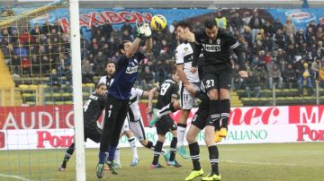 Gianluiggi Buffon (izq.), portero de Juventus,  rechaza   la arremedida de  Amauri, delantero del Parma, ayer en el estadio  Ennio Tardini.