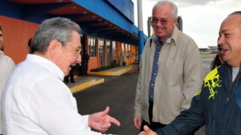 Raúl Castro recibe a Diosdado Cabello, el presidente de la Asamblea Nacional de Venezuela, y a otros altos cargos de ese país.