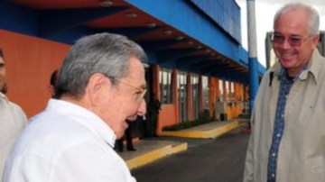 Raúl Castro recibe a Diosdado Cabello, el presidente de la Asamblea Nacional de Venezuela, y a otros altos cargos de ese país.