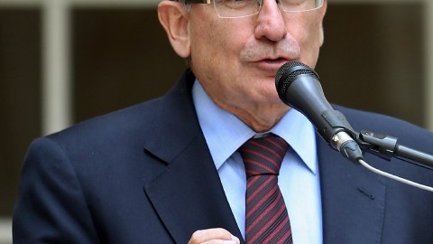 El jefe del equipo negociador del Gobierno colombiano, el exvicepresidente Humberto de la Calle, ante la  prensa, en Bogotá.