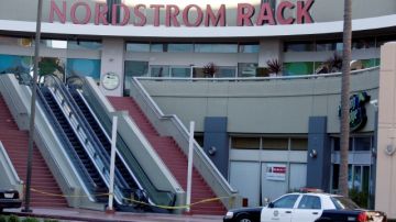 Esta es la fachada de Nordstrom Rack  donde los ladrones lograron escapar de los policías.