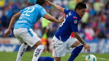 Rogelio Chávez intenta llevarse la marca de Orlando Rincón (de espaldas) en el partido que Cruz Azul derrotó 2-1 a San Luis en el campeonato mexicano. Hoy, Cruz Azul juega frente a la Universidad Benemérita de Puebla en el comienzo de la Copa MX.