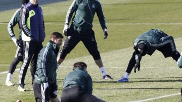 José Mourinho (izq.) junto a Cristiano Ronaldo, Xabi Alonso y otros jugadores son vistos en una práctica en Valdebebas.