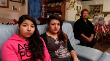 Dana Becarely (Izq.) y Giselle Espinoza viven con María Rodríguez porque  su madre fue deportada a El Salvador.