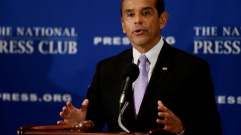 Antonio Villaraigosa, alcalde de Los Angeles, indicó en el Club Nacional de Prensa que 'es el momento para la reforma migratoria'.