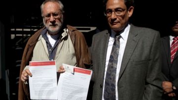 Javier Sicilia y Sergio Aguayo muestran la carta a Obama.