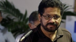 Iván Márquez (izq.), jefe negociador de las FARC, se dispone a hablar con  los periodistas, en La Habana, Cuba,  ayer.