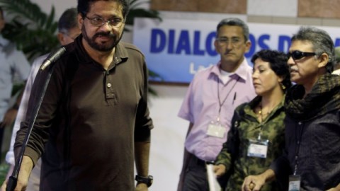 Iván Márquez (izq.), jefe negociador de las FARC, se dispone a hablar con los periodistas, en La Habana, Cuba, ayer.