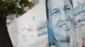 Transeúntes caminan frente a pintadas de apoyo al presidente Hugo Chávez, ayer, en el centro de Caracas (Venezuela).