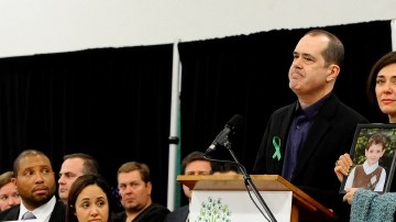 David y Francine Wheeler, padres de Benjamin —quien murió  en la masacre ocurrida el mes pasado en la Escuela Primaria Sandy Hook— participan en una rueda de prensa  en Newtown, Connecticut.