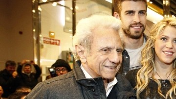 Shakira ayer entre su padre, su madre  y su pareja Gerard Piqué (detrás).