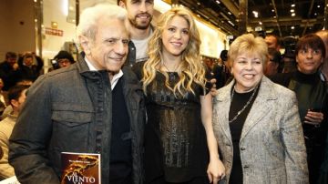 Shakira ayer entre su padre, su madre  y su pareja Gerard Piqué (detrás).