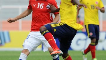 El chileno César Fuentes controla el balón mientras el defensa colombiano Cristian Palomeque intenta despojarlo. La 'Rojita' ahora quiere vencer a Paraguay.