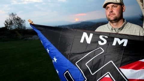Jeff Hall con una bandera de un partido supremacista blanco en foto de 2010.  Su hjo lo mató cuando tenía apenas 10 años de edad.