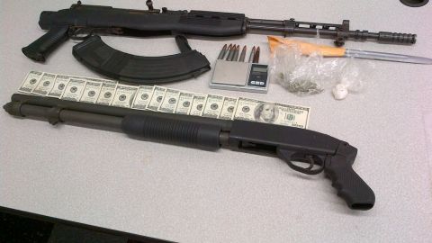 Armas decomisadas recientemente en Chicago y exhibidas por el Departamento de Policía de Chicago (CPD).