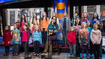 Veintiún niños de Newtown, Connecticut, interpretaron la canción hoy con la cantautora Ingrid Michaelson en el programa "Good Morning America" de ABC.