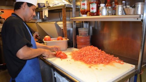Los trabajadores de medio tiempo no reciben los beneficios de quienes trabajan tiempo completo.