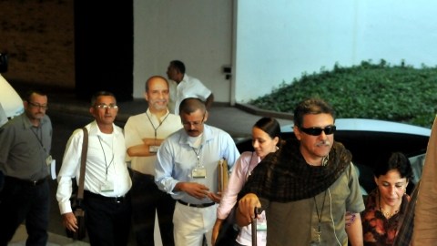 Luciano Marín (d), de las FARC, era acompañado ayer por algunos de los  integrantes del equipo negociador.
