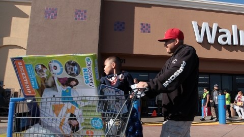 La multinacional Wal-Mart, se comprometió a contratar a ex soldados con un buen réecord.