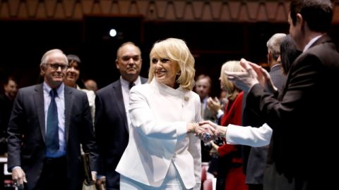 La gobernadora de Arizona, Jan Brewer, druante su arribo a la Cámara de Representantes del estado el pasado lunes.