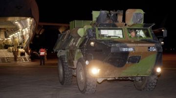 En vehículo armado francés fue descargado de un avión de las Fuerzas Aéreas Británicas ayer en el aeropuerto de Bamako, Malí.