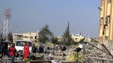 La imagen muestra los efectos de una explosión en una de las escuelas de Ingenieros de la Universidad de Alepo, Siria. Se cree que  hay más de 150 heridos que se encuentran en condición delicada.