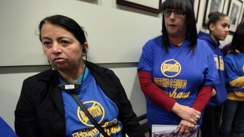 Familiares de Crenshaw High School expresaron su desacuerdo con el plan de desaparecer ese plantel.