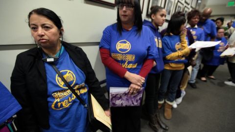 Familiares de Crenshaw High School expresaron su desacuerdo con el plan de desaparecer ese plantel.