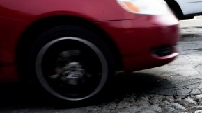 Un total de 8,700 millas de calles de Los Ángeles están en pésimas condiciones y aunque la ciudad espera reparar 350,000 baches este año, el problema está lejos de resolverse.