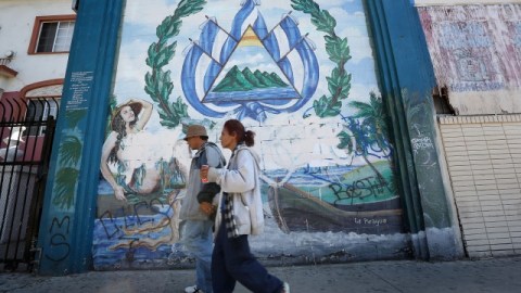 Un mural que contiene el símbolo patrio de El Salvador se observa en una calle del sector Pico Union, en Los Ángeles.