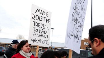 Tras la masacre en Connecticut, algunas  personas se manifestaron en el exterior de las tiendas Walmart en contra de la venta de armas.