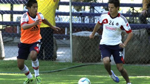 Adrián Cortés (izq.) entrena a todo vapor porque espera ser tomado en cuenta por el 'Maestro' para el partido ante La Máquina.