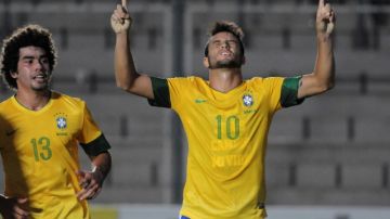 Felipe Anderson celebra su gol mientras   Bruno Mendes  se acerca para felicitarlo. Brasil  cosechó su primer triunfo en el  torneo Sub-20.