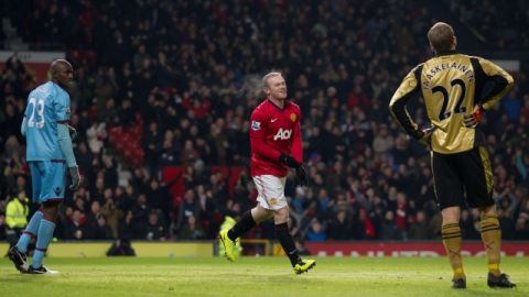 El delantero del Manchester United,  Wayne Rooney, celebra su gol ante la mirada del arquero del West Ham,  Jussi Jaaskelainen.