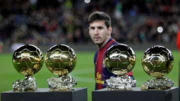 El astro argentino Lionel Messi mostró sus cuatro Balones de Oro a la afición blaugrana antes de que iniciara el  duelo de ayer en la cancha del  Camp Nou,  en el que Barcelona empató con Málaga en   la Copa del Rey.