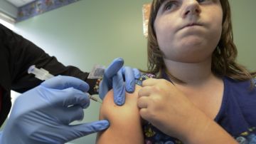 Un pediatra vacuna de la gripe a un niña en Atlanta. Los CDC alertan de la elevada propagación de la gripe por el sur de EEUU.