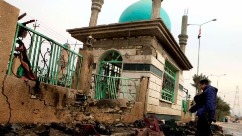 Un policía observa los escombros de un templo en  Dujail, a 80 kilómetros de Bagdad, destruído por un coche bomba.