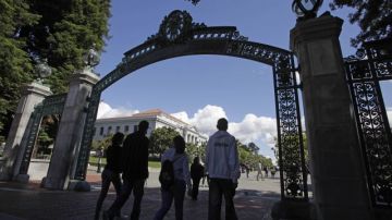 Más estudiantes que nunca antes están solicitando matricular en universidades de California, y de ellos, los latinos son la minoría que más crece.